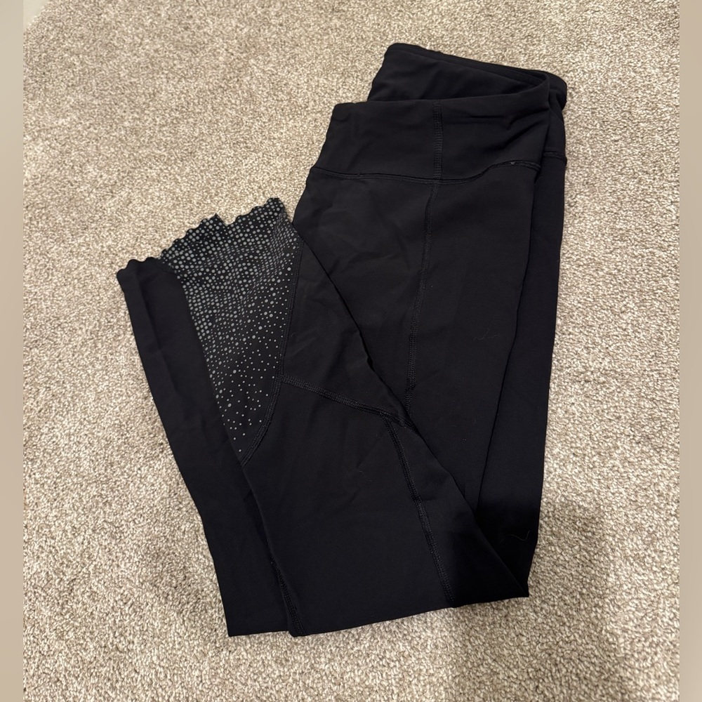 Lulu lemon scalloped cropped mid rise leggings, black